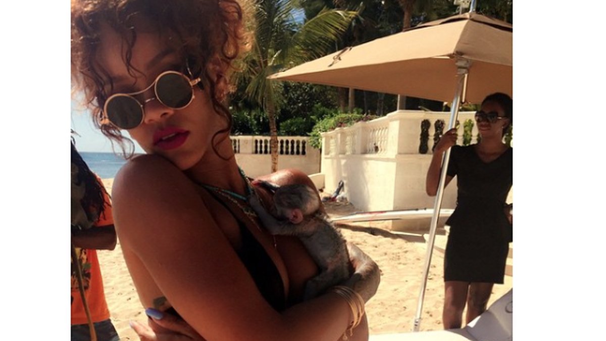 Rihanna har det gött på stranden. 
